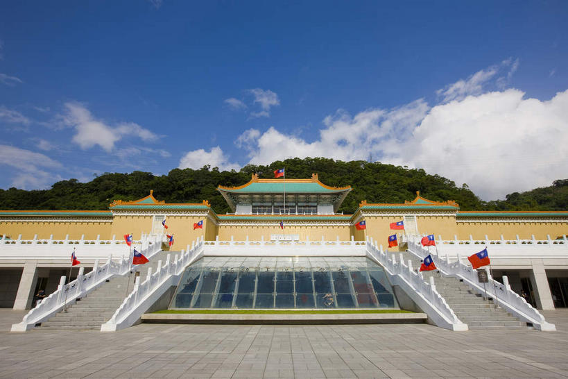 无人,博物馆,宫殿,栏杆,横图,室外,白天,仰视,旅游,度假,山,山脉,植物,窗户,楼梯,标志建筑,道路,地标,建筑,路,旗帜,台湾,中国,亚洲,许多,吊挂,悬挂,阴影,研究,光线,扶手,旗杆,瓦片,影子,阶梯,屋檐,山峰,云,云朵,小路,交通,山峦,很多,教育,挂,云彩,娱乐,旗子,建设,护栏,檐,玻璃窗,石板路,台阶,树,树木,蓝色,绿色,白云,蓝天,天空,阳光,自然,群山,天,享受,休闲,旅游胜地,放松,生长,晴朗,成长,展览,宫廷,欣赏,陈列,东亚,台北,港澳台,中华人民共和国,省会,旗号,台北市,台湾省,王宫,典藏,士林,士林区,台北故宫博物院,外双溪,中山博物院,晴空,彩图,低角度拍摄,皇宫,台,国立故宫博物院,台北故宫