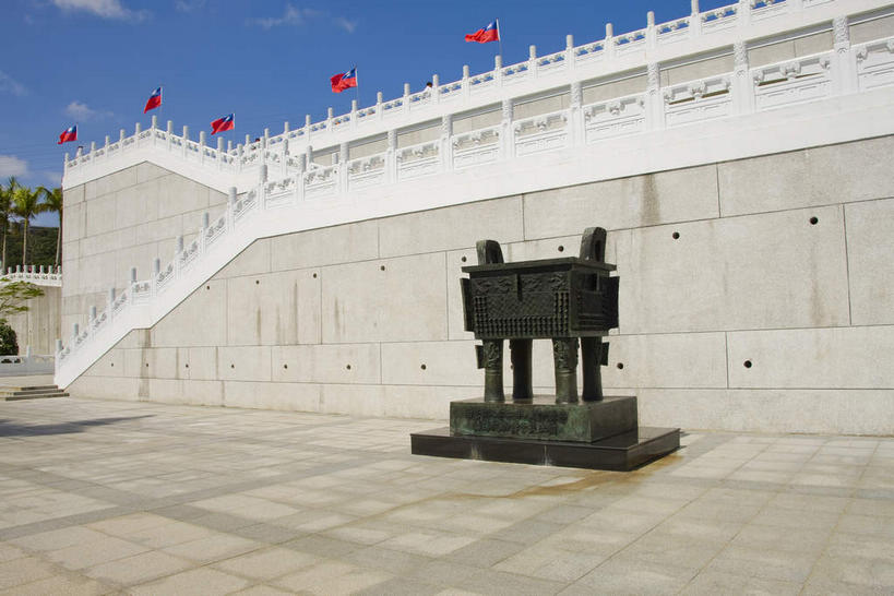 无人,宫殿,栏杆,横图,室外,白天,正面,旅游,度假,名胜古迹,楼梯,标志建筑,地标,建筑,台湾,中国,亚洲,阴影,遗迹,光线,扶手,影子,阶梯,墙,云,云朵,云彩,古迹,文物,娱乐,建设,古建筑,护栏,墙壁,墙面,台阶,一个,蓝色,白云,蓝天,天空,阳光,天,享受,休闲,旅游胜地,放松,晴朗,单个,鼎,宫廷,用具,器具,铜器,古文明,东亚,台北,港澳台,中华人民共和国,省会,青铜器,台北市,台湾省,王宫,士林,士林区,台北故宫博物院,外双溪,中山博物院,晴空,彩图,皇宫,青铜炊器,青铜鼎,台