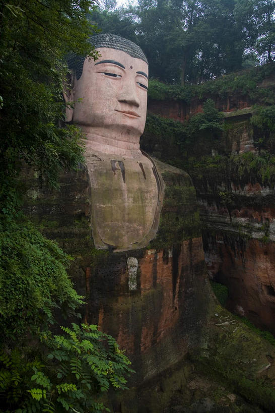东方人,一个人,无人,坐,竖图,室外,白天,仰视,旅游,度假,石头,名胜古迹,山,山脉,植物,标志建筑,地标,建筑,雕塑,中国,亚洲,仅一个男性,仅一个人,仅一个中年男性,阴影,服装,遗迹,艺术,装饰,光线,雕刻,雕像,石子,影子,山峰,悬崖,山峦,黄种人,古迹,文物,娱乐,建设,古建筑,树,树木,衣服,绿色,天空,阳光,自然,工艺品,群山,天,享受,休闲,旅游胜地,放松,服饰,四川省,生长,成长,纪念,美术,衣着,穿着,主题,陈列,佛祖,古文明,东亚,佛陀,四川,乐山大佛,乐山,中华人民共和国,西南地区,功能,美学,川,绝壁,乐山市,衣饰,圣人,佛教创始者,乔达摩.悉达多,如来佛祖,释迦佛,释迦牟尼,我佛如来,凌云大佛,男人,男性,中年男性,亚洲人,石块,岩石,坐着,半身,彩图,低角度拍摄