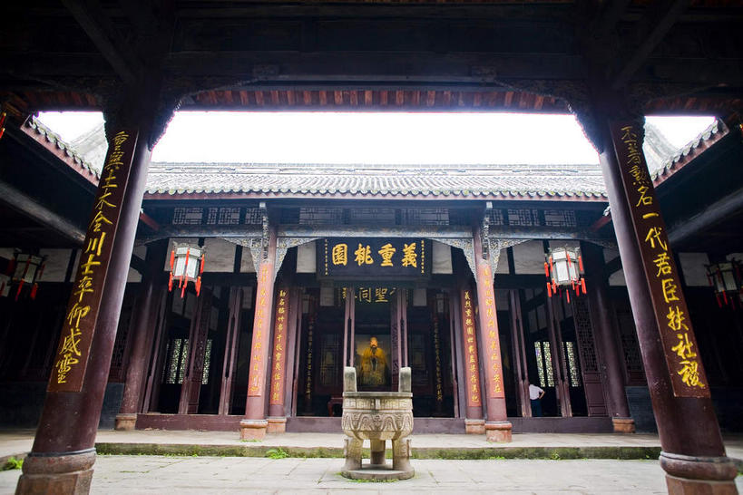 无人,横图,室外,白天,仰视,旅游,度假,名胜古迹,标志建筑,地标,建筑,雕塑,中国,对联,亚洲,阴影,遗迹,艺术,装饰,光线,标志,雕刻,牌匾,瓦片,文字,香炉,影子,柱子,字符,手工艺品,屋檐,古迹,文化,文物,娱乐,标识,建设,古建筑,檐,一个,天空,阳光,工艺品,天,祈祷,享受,休闲,汉字,旅游胜地,放松,许愿,宗教,祠堂,信仰,四川省,单个,纪念,祈求,美术,祭奠,祭祀,高雅,中国文化,中文,主题,祭坛,陈列,祠庙,古文明,东亚,四川,成都,成都市,中华人民共和国,省会,西南地区,功能,美学,自信心,品位,国文,华文,川,敬拜,武侯祠,彩图,低角度拍摄,对子,楹联,君臣合祀祠庙