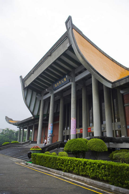 无人,学校,教学楼,竖图,室外,白天,仰视,旅游,度假,植物,标志建筑,道路,地标,建筑,路,台湾,中国,亚洲,环保,瓦片,柱子,屋檐,乌云,云,阴天,云朵,小路,防护,交通,云彩,娱乐,建设,校园,檐,树,树木,绿色,天空,自然,天,享受,休闲,教室,旅游胜地,放松,生长,成长,昏暗,阴沉,美好,美妙,间隔,东亚,高雄市,港澳台,中华人民共和国,美观,雅观,台湾省,高雄,绿篱,生篱,树篱,植篱,彩图,低角度拍摄,教学大楼,台,国立中山大学,台湾中山大学,中山大学