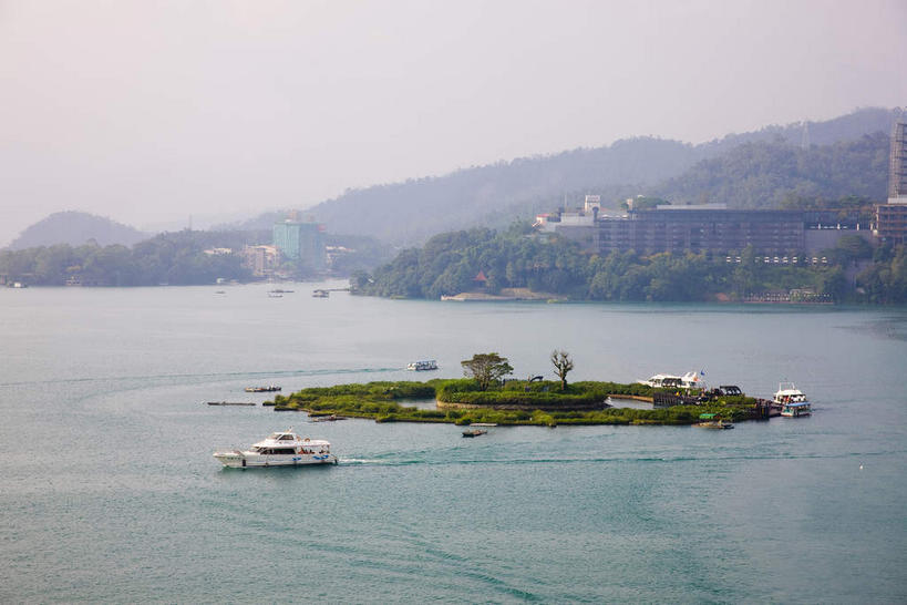 无人,横图,俯视,航拍,室外,白天,旅游,度假,岛屿,河流,美景,山,山脉,树林,水,植物,船,日月潭,台湾,中国,亚洲,一艘,波纹,飞溅,漂浮,溅,液体,岛,河水,景观,山峰,水滴,水流,乌云,云,阴天,云朵,游艇,山峦,云彩,娱乐,水珠,树,树木,绿色,水纹,天空,自然,船尾波,交通工具,波浪,群山,天,享受,休闲,景色,放松,生长,成长,漂流,昏暗,阴沉,鸟瞰,喷洒,自然风光,载具,东亚,南投县,鱼池乡,港澳台,中华人民共和国,流浪,台湾省,流落,流散,漂泊,飘泊,飘流,南投,日月潭国家风景区,列岛,群岛,诸岛,彩图,高角度拍摄,台