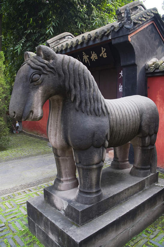 无人,站,竖图,室外,白天,正面,旅游,度假,草地,草坪,名胜古迹,植物,标志建筑,地标,建筑,马,野生动物,雕塑,中国,亚洲,阴影,遗迹,艺术,装饰,光线,雕刻,雕像,瓦片,影子,柱子,墙,屋檐,古迹,文物,娱乐,建设,古建筑,石雕,檐,墙壁,墙面,草,树,树木,一个,红色,绿色,阳光,自然,动物,工艺品,站着,享受,休闲,旅游胜地,放松,运输,祠堂,牲畜,四川省,生长,单个,成长,纪念,美术,主题,陈列,祠庙,古文明,东亚,四川,成都,成都市,中华人民共和国,省会,西南地区,功能,美学,川,武侯祠,站立,彩图,全身,君臣合祀祠庙