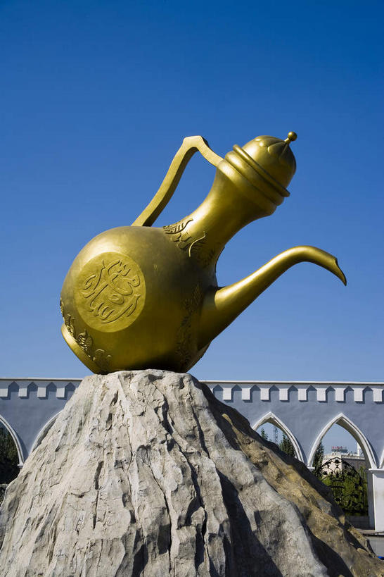 无人,竖图,室外,白天,仰视,旅游,度假,标志建筑,地标,建筑,雕塑,中国,亚洲,一排,许多,阴影,艺术,整齐,装饰,光线,雕刻,雕像,壶,影子,柱子,很多,娱乐,建设,水壶,排列,一个,蓝色,蓝天,天空,阳光,茶壶,容器,工艺品,天,享受,休闲,金色,旅游胜地,放松,晴朗,单个,纪念,美术,队列,主题,陈列,东亚,宁夏,银川,万里无云,首府,中华人民共和国,功能,美学,西北地区,银川市,宁夏回族自治区,宁,晴空,晴空万里,彩图,低角度拍摄,银川新月广场