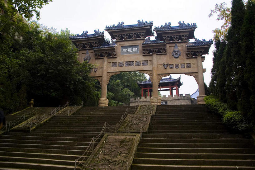 无人,栏杆,横图,室外,白天,仰视,旅游,度假,树林,植物,楼梯,标志建筑,地标,建筑,雕塑,重庆,中国,亚洲,阴影,艺术,装饰,光线,雕刻,雕像,扶手,影子,柱子,阶梯,亭子,牌坊,牌楼,文化,娱乐,建设,护栏,台阶,树,树木,绿色,天空,阳光,自然,工艺品,凉亭,天,享受,休闲,旅游胜地,放松,生长,成长,纪念,美术,祭祀,主题,表彰,荣誉,陈列,东亚,中华人民共和国,西南地区,功能,美学,荣耀,重庆市,渝,丰都县,山城,彩图,低角度拍摄,丰都,丰都鬼城,酆都鬼城,鬼城,幽都,传统文化