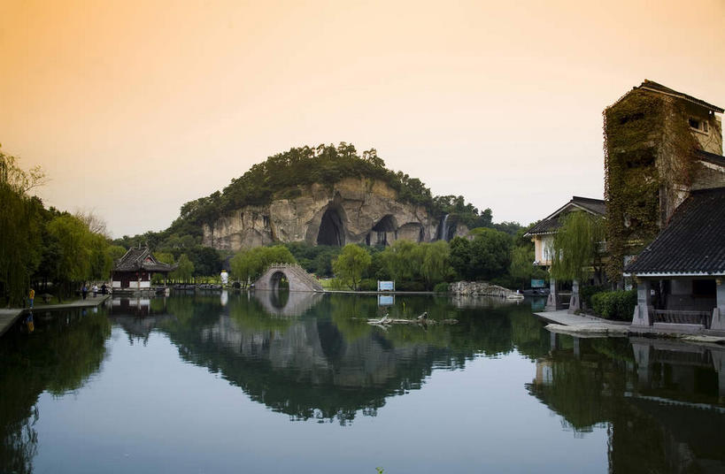 无人,家,横图,室外,白天,正面,旅游,度假,湖,湖泊,日落,森林,山,树林,水,植物,窗户,标志建筑,道路,地标,建筑,路,桥梁,中国,亚洲,房屋,墙,屋子,湖面,山峰,水流,水面,晚霞,霞光,落日,小路,桥,交通,山峦,娱乐,建设,石桥,浙江,楼房,玻璃窗,拱桥,墙壁,墙面,住宅,树,树木,浙江省,绿色,倒影,自然,黄昏,湖水,享受,休闲,橙色,旅游胜地,彩霞,放松,拱形,生长,成长,人行桥,石拱桥,倒映,东亚,绍兴,柯岩,中华人民共和国,华东地区,浙,绍兴市,夕照,反照,薄暮,夕阳,彩图,傍晚,房子,柯岩风景区,绍兴柯岩风景区,斜阳,鲁镇