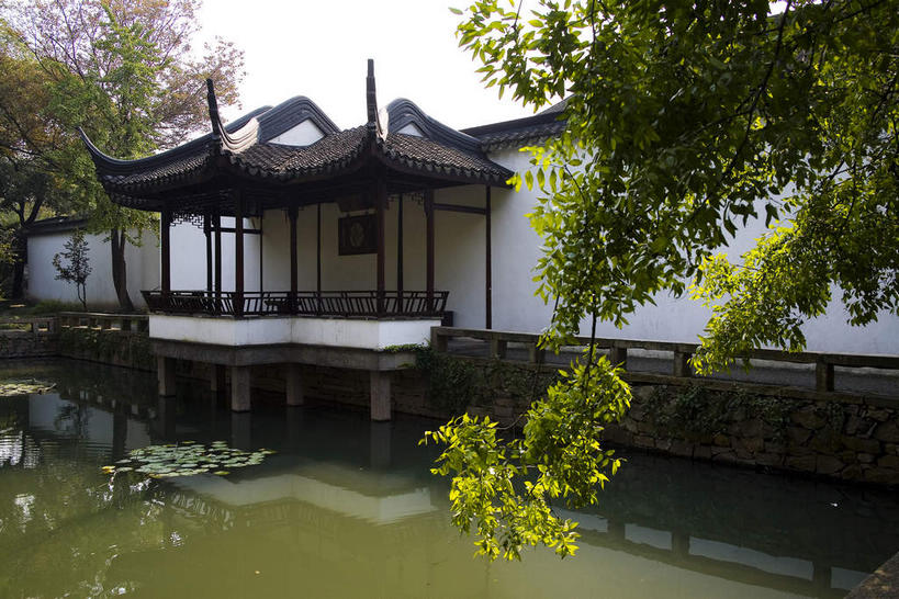 无人,家,栏杆,横图,室外,白天,正面,旅游,度假,湖,湖泊,水,植物,标志建筑,地标,建筑,中国,亚洲,阴影,光线,瓦片,影子,柱子,房屋,墙,庭院,屋檐,屋子,湖面,水流,水面,围栏,院子,枝条,娱乐,建设,江苏,苏州,护栏,楼房,檐,墙壁,墙面,住宅,树,树木,树枝,绿色,白色,倒影,天空,阳光,自然,湖水,天,享受,休闲,旅游胜地,放松,生长,成长,倒映,东亚,江苏省,苏州市,拙政园,中华人民共和国,华东地区,苏,反照,虬枝,枝杈,苏州园林,中国园林之母,彩图,房子