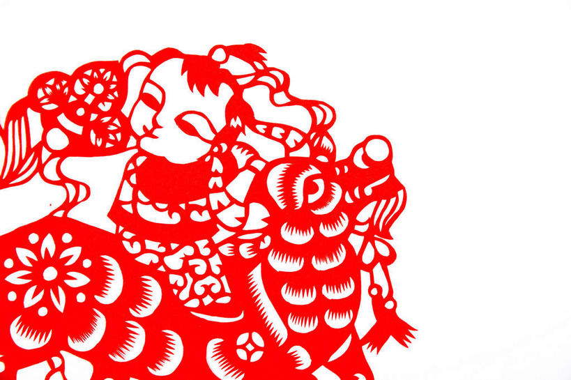 东方人,儿童,一个人,无人,站,笑,微笑,横图,室内,特写,白天,白色背景,正面,民族服装,纯洁,宠物,狗,静物,亚洲,仅一个男性,仅一个人,一张,服装,艺术,纸艺,手工艺品,扭头,注视,黄种人,文化,一只,小孩,衣服,红色,动物,纸制品,工艺品,剪纸,观察,看,站着,转头,仅一个小孩,可爱,童年,童趣,摄影,服饰,影棚,观看,察看,高雅,衣着,穿着,关注,摄影棚,童真,烂漫,无邪,忠诚,自信心,品位,剪画,刻纸,衣饰,天真,男孩,男人,男性,亚洲人,孩子,犬,站立,半身,彩图,影棚拍摄,传统服装,民俗服,拍摄,男生