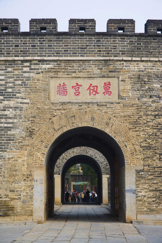 无人,竖图,室外,白天,正面,旅游,度假,建材,名胜古迹,标志建筑,地标,建筑,孔庙,中国,亚洲,阴影,遗迹,光线,纹路,标志,材料,文字,纹理,影子,砖,砖块,字符,墙,拱门,古迹,文物,娱乐,标识,建设,城墙,古建筑,山东,墙壁,墙面,红色,蓝色,蓝天,天空,阳光,天,享受,休闲,汉字,砖头,旅游胜地,放松,建造,城楼,晴朗,坚硬,中文,防御,古文明,东亚,曲阜,曲阜市,山东省,万里无云,肌理,中华人民共和国,华东地区,国文,华文,鲁,门楼,坚固,石料,晴空,晴空万里,彩图,砌墙砖,本庙