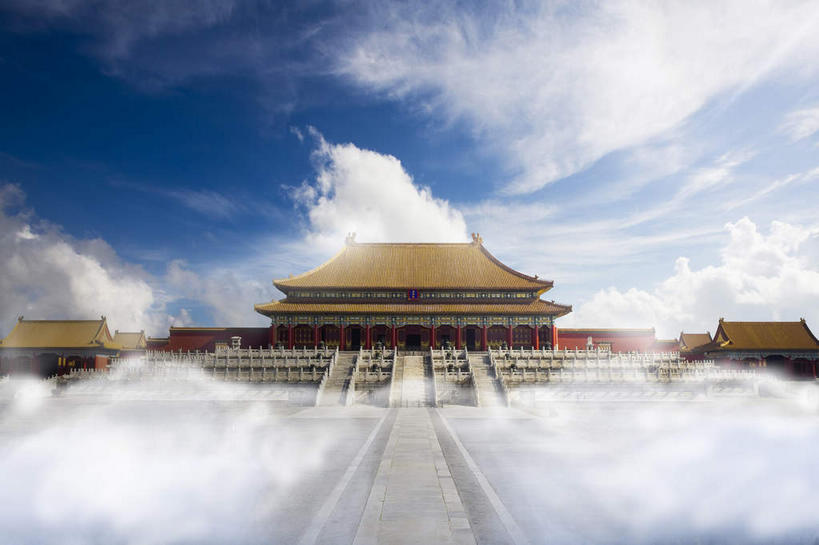 无人,故宫,宫殿,栏杆,横图,室内,白天,仰视,旅游,度假,数码,科技,名胜古迹,雾,楼梯,标志建筑,地标,建筑,北京,中国,亚洲,阴影,朦胧,模糊,遗迹,光线,网络,扶手,瓦片,影子,阶梯,屋顶,屋檐,云,云朵,褐色,首都,高光,几何,计算机图形,合成,云彩,顶棚,古迹,文物,娱乐,建设,古建筑,护栏,檐,台阶,蓝色,白云,蓝天,天空,阳光,紫禁城,天,享受,休闲,旅游胜地,放松,晴朗,电脑合成图,数码合成图,迷雾,宫廷,权利,合成图,古文明,东亚,中华人民共和国,北京市,京,北平,华北地区,写实,具体,具象,北京故宫博物院,王宫,太和殿,大雾,晴空,彩图,低角度拍摄,皇宫,奉天殿