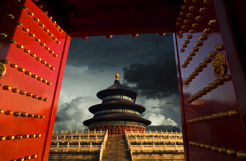 无人,天坛,宫殿,栏杆,横图,室内,白天,仰视,旅游,度假,数码,科技,名胜古迹,门,标志建筑,地标,建筑,北京,中国,亚洲,一排,许多,阴影,节日,遗迹,整齐,装饰,网络,瓦片,墙,屋檐,乌云,云,阴天,云朵,围栏,首都,很多,高光,几何,计算机图形,合成,云彩,古迹,文化,文物,娱乐,建设,古建筑,护栏,檐,墙壁,墙面,排列,红色,天空,门框,天,祈祷,祈福,享受,休闲,健康,金色,旅游胜地,放松,许愿,宗教,信仰,纪念,华丽,修饰,祈求,点缀,电脑合成图,数码合成图,宫廷,昏暗,阴沉,合成图,队列,祭天,古文明,东亚,中华人民共和国,东城区,北京市,京,北平,华北地区,天坛公园,写实,具体,具象,衬托,美观,雅致,雅观,祈年殿,王宫,北京天坛,祈谷坛,平安,彩图,低角度拍摄,皇宫,永定门内大街,加固,门钉