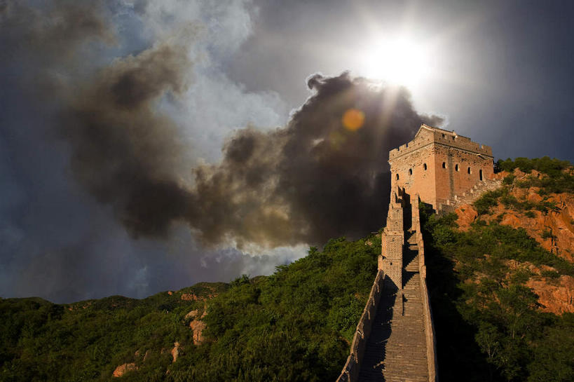 无人,栏杆,横图,室内,白天,仰视,旅游,度假,数码,科技,名胜古迹,山,山脉,植物,楼梯,标志建筑,地标,建筑,北京,长城,中国,亚洲,阴影,曲折,弯曲,遗迹,光线,网络,影子,阶梯,墙,山峰,云,云朵,围栏,山峦,首都,高光,几何,计算机图形,合成,云彩,古迹,文物,娱乐,建设,城墙,古建筑,护栏,墙壁,墙面,台阶,树,树木,蓝色,绿色,白云,蓝天,天空,阳光,自然,群山,天,享受,休闲,旅游胜地,放松,蜿蜒,生长,晴朗,成长,坚硬,电脑合成图,数码合成图,合成图,万里长城,防御,烽火台,古文明,东亚,中华人民共和国,北京市,京,北平,华北地区,写实,具体,具象,河北,河北省,冀,密云县,承德,承德市,坚固,金山岭长城,金山岭,滦平县,晴空,彩图,低角度拍摄,镜头光晕,透镜闪耀,眩光,墩台,烽堠,烽燧,烟墩,密云