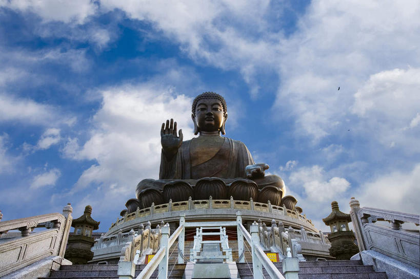 东方人,一个人,无人,栏杆,坐,盘腿,横图,室外,白天,仰视,旅游,度假,名胜古迹,山,山脉,标志建筑,地标,建筑,雕塑,香港,中国,亚洲,仅一个男性,仅一个人,仅一个中年男性,阴影,服装,遗迹,艺术,装饰,光线,雕刻,雕像,影子,山峰,云,云朵,围栏,山峦,云彩,黄种人,古迹,文物,娱乐,建设,古建筑,护栏,一个,衣服,蓝色,白云,蓝天,天空,阳光,工艺品,群山,天,享受,休闲,旅游胜地,放松,服饰,晴朗,单个,纪念,美术,港,衣着,穿着,主题,陈列,佛祖,古文明,东亚,新界,佛陀,香港天坛大佛,大屿山,天坛大佛,宝莲寺,香港特别行政区,港澳台,中华人民共和国,功能,美学,衣饰,圣人,宝莲禅寺,大濠岛,荃湾区,佛教创始者,乔达摩.悉达多,如来佛祖,释迦佛,释迦牟尼,我佛如来,男人,男性,中年男性,亚洲人,晴空,盘腿而坐,盘膝,盘着腿的,盘着腿坐,双腿交叉,坐着,彩图,低角度拍摄,全身