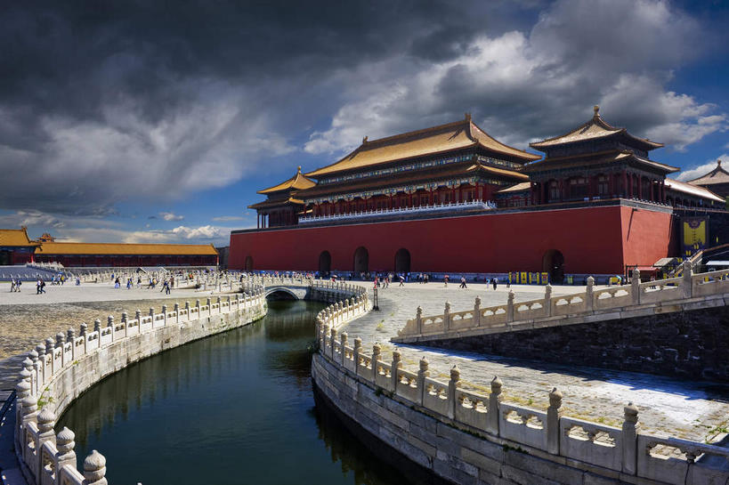 无人,故宫,宫殿,栏杆,横图,室内,白天,仰视,旅游,度假,数码,科技,河流,名胜古迹,水,门,标志建筑,道路,地标,建筑,路,桥梁,北京,中国,亚洲,阴影,遗迹,光线,网络,瓦片,影子,墙,屋檐,河水,水流,云,云朵,围栏,小路,桥,褐色,交通,首都,高光,几何,计算机图形,合成,云彩,古迹,文物,娱乐,建设,古建筑,石桥,护栏,檐,墙壁,墙面,石板路,蓝色,白云,蓝天,天空,阳光,门框,紫禁城,天,享受,休闲,金色,旅游胜地,放松,晴朗,人行桥,电脑合成图,数码合成图,宫廷,合成图,防御,古文明,东亚,护城河,中华人民共和国,东城区,北京市,京,北平,华北地区,写实,具体,具象,王宫,晴空,彩图,低角度拍摄,故宫博物院,皇宫,北京紫禁城,北京故宫