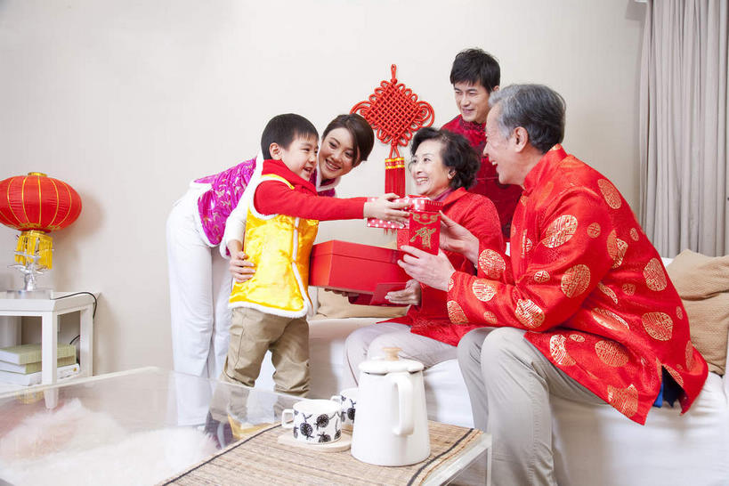 东方人,儿童,老年人,夫妻,母亲,父亲,儿子,祖母,祖父,三代同堂,客厅,站,坐,笑,微笑,露齿笑,横图,室内,白天,正面,民族服装,爱情,纯洁,窗帘,靠垫,沙发,桌子,礼盒,礼物,玻璃,照明,春节,亚洲,五个人,握,风俗,节日,庆祝,艺术,装饰,民俗,灯笼,纸灯笼,纸盒,手工艺品,墙,靠枕,许多人,浪漫,拿,茶几,拿着,注视,黄种人,文化,祖孙三代,墙壁,墙面,玻璃制品,盒子,小孩,黄色,红色,帘子,包装盒,围巾,礼品盒,工艺品,中国结,灯具,垫子,枕头,观察,看,站着,一群人,庆典,温暖,温馨,父子,母子,遮阳,恩爱,父爱,恭喜,可爱,母爱,童年,童趣,握着,恋人,红包,礼品,奶奶,爷爷,围脖,观看,纪念,祖孙,保暖,华丽,修饰,照亮,点缀,和睦,察看,起居室,高雅,御寒,照明设备,关注,祝贺,饰物,布艺沙发,童真,祝愿,烂漫,无邪,外婆,外祖母,外公,外祖父,外孙,外孙子,自信心,品位,衬托,美观,雅致,雅观,客堂,民风,习气,习惯,红封包,天真,老年男性,老年女性,男孩,男人,男性,年轻女性,女人,女性,中年男性,亚洲人,孩子,年轻人,夫妇,情侣,全家福,孙子,站立,坐着,半身,彩图,传统服装,民俗服,伴侣,唐装,融洽,男生,爸爸,多代同堂,妈妈