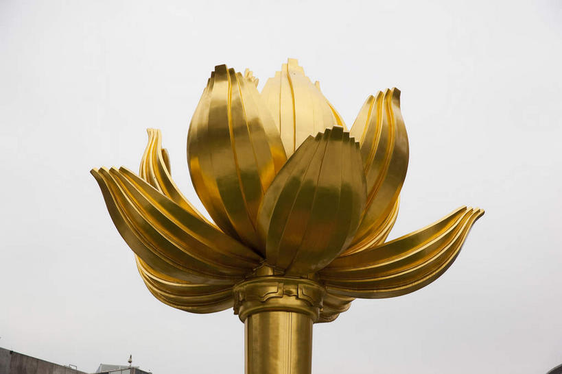无人,横图,室外,特写,白天,仰视,旅游,度假,纯洁,标志建筑,地标,建筑,莲花,雕塑,澳门,中国,亚洲,艺术,装饰,盛开,雕刻,雕像,乌云,云,阴天,云朵,花蕾,云彩,娱乐,建设,花,花瓣,花朵,鲜花,一朵,天空,工艺品,天,花苞,花蕊,享受,休闲,金色,旅游胜地,放松,纪念,美术,富贵,昏暗,神圣,阴沉,主题,陈列,东亚,纯净,港澳台,中华人民共和国,功能,美学,六月花神,正直,澳门特别行政区,澳,鞭蕖,鞭蓉,芙蕖,菡萏,荷花,六月春,藕花,水旦,水芙蓉,水华,水芸,溪客,彩图,低角度拍摄,澳门金莲花广场,金莲花广场