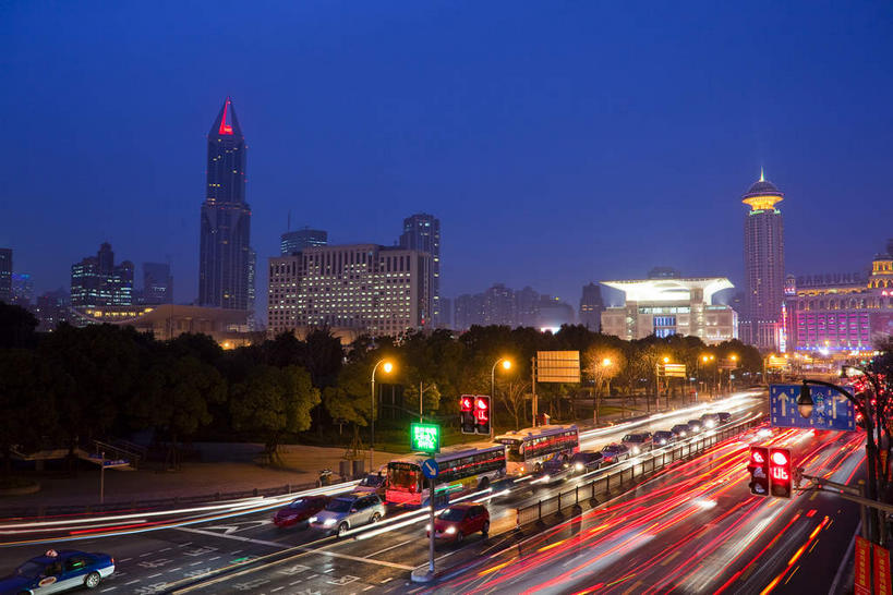 无人,高楼大厦,横图,室外,夜晚,正面,长时间曝光,度假,美景,植物,城市风光,标志建筑,城市,大厦,道路,地标,建筑,路,路灯,摩天大楼,夜景,公路,汽车,照明,上海,中国,亚洲,阴影,光线,影子,景观,建筑群,灯光,分界线,停车线,交通,娱乐,建设,车,灯,树,树木,绿色,天空,自然,交通工具,轿车,天,享受,休闲,景色,放松,生长,成长,车行道,车行道分界线,照亮,申,照明设备,载具,标线,曝光,黄浦区,明天广场,东亚,车行线,上海市,车前灯,中华人民共和国,沪,华东地区,马路,彩图,大楼,高层建筑,高楼,摩天楼,黄陂北路