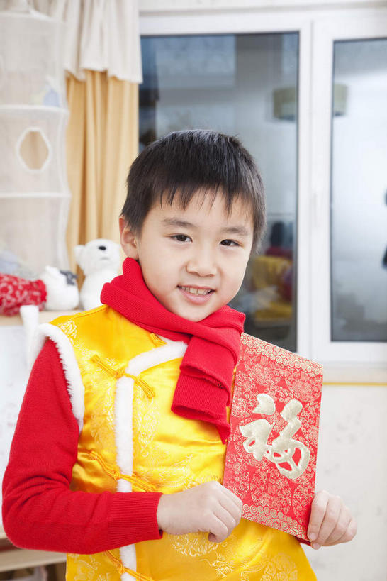 东方人,儿童,一个人,站,笑,微笑,露齿笑,竖图,室内,白天,正面,民族服装,纯洁,窗户,窗帘,春节,亚洲,仅一个男性,仅一个人,一条,握,风俗,节日,庆祝,装饰,民俗,注视,黄种人,文化,玻璃窗,一个,小孩,黄色,红色,帘子,围巾,观察,看,站着,仅一个小孩,庆典,温暖,金色,遮阳,恭喜,可爱,童年,童趣,握着,红包,单个,围脖,观看,纪念,保暖,华丽,修饰,点缀,察看,御寒,关注,祝贺,童真,祝愿,烂漫,无邪,衬托,美观,雅致,雅观,民风,习气,习惯,红封包,天真,男孩,男人,男性,亚洲人,孩子,站立,半身,彩图,传统服装,民俗服,唐装,男生