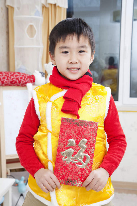 东方人,儿童,一个人,站,笑,微笑,露齿笑,竖图,室内,白天,正面,民族服装,纯洁,窗户,窗帘,春节,亚洲,仅一个男性,仅一个人,握,风俗,节日,庆祝,装饰,民俗,标志,文字,字符,墙,拿,拿着,注视,黄种人,文化,标识,玻璃窗,墙壁,墙面,小孩,黄色,红色,帘子,围巾,观察,看,站着,仅一个小孩,庆典,温暖,遮阳,汉字,恭喜,可爱,童年,童趣,握着,红包,围脖,观看,纪念,保暖,华丽,修饰,点缀,察看,御寒,关注,中文,祝贺,童真,祝愿,烂漫,无邪,衬托,美观,雅致,雅观,国文,华文,民风,习气,习惯,红封包,天真,男孩,男人,男性,亚洲人,孩子,站立,半身,彩图,传统服装,民俗服,唐装,男生