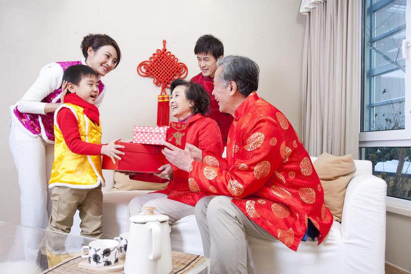 东方人,儿童,老年人,夫妻,母亲,父亲,儿子,祖母,祖父,三代同堂,客厅,站,坐,笑,微笑,露齿笑,横图,室内,白天,正面,民族服装,爱情,纯洁,窗帘,靠垫,沙发,桌子,礼盒,礼物,玻璃,春节,亚洲,五个人,握,风俗,节日,庆祝,艺术,装饰,民俗,纸盒,手工艺品,墙,靠枕,许多人,浪漫,拿,茶几,拿着,注视,黄种人,文化,祖孙三代,墙壁,墙面,玻璃制品,盒子,小孩,黄色,红色,帘子,包装盒,围巾,礼品盒,工艺品,中国结,垫子,枕头,观察,看,站着,一群人,庆典,温暖,温馨,父子,母子,遮阳,恩爱,父爱,恭喜,可爱,母爱,童年,童趣,握着,恋人,红包,礼品,奶奶,爷爷,围脖,观看,纪念,祖孙,保暖,华丽,修饰,点缀,和睦,察看,起居室,高雅,御寒,关注,祝贺,饰物,布艺沙发,童真,祝愿,烂漫,无邪,外婆,外祖母,外公,外祖父,外孙,外孙子,自信心,品位,衬托,美观,雅致,雅观,客堂,民风,习气,习惯,红封包,天真,老年男性,老年女性,男孩,男人,男性,年轻男性,年轻女性,女人,女性,亚洲人,孩子,年轻人,夫妇,情侣,全家福,孙子,站立,坐着,半身,彩图,传统服装,民俗服,伴侣,唐装,融洽,男生,爸爸,多代同堂,妈妈