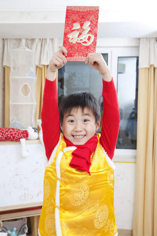 东方人,儿童,一个人,站,举,笑,微笑,露齿笑,竖图,室内,白天,正面,民族服装,纯洁,窗户,窗帘,春节,亚洲,仅一个男性,仅一个人,握,风俗,节日,庆祝,装饰,民俗,标志,文字,字符,墙,拿,拿着,注视,黄种人,文化,标识,玻璃窗,墙壁,墙面,小孩,黄色,红色,帘子,围巾,观察,看,托,站着,仅一个小孩,庆典,温暖,遮阳,汉字,恭喜,可爱,童年,童趣,握着,红包,围脖,观看,纪念,保暖,华丽,修饰,点缀,察看,御寒,关注,中文,祝贺,童真,祝愿,烂漫,无邪,衬托,美观,雅致,雅观,国文,华文,民风,习气,习惯,红封包,天真,男孩,男人,男性,亚洲人,孩子,举起,举手,举着,向上举,向上伸,向上托,站立,半身,彩图,传统服装,民俗服,唐装,男生