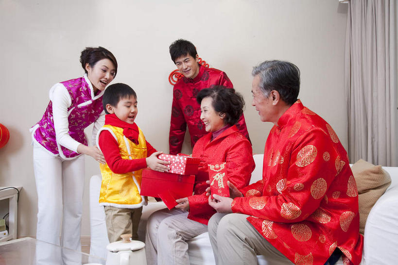 东方人,儿童,老年人,夫妻,母亲,父亲,儿子,祖母,祖父,三代同堂,客厅,站,坐,笑,微笑,露齿笑,横图,室内,白天,正面,民族服装,爱情,纯洁,窗帘,沙发,礼盒,礼物,春节,亚洲,五个人,弯腰,握,风俗,节日,庆祝,艺术,装饰,民俗,纸盒,手工艺品,墙,许多人,浪漫,拿,拿着,注视,黄种人,文化,祖孙三代,墙壁,墙面,盒子,小孩,黄色,红色,帘子,包装盒,围巾,礼品盒,工艺品,中国结,观察,看,站着,一群人,庆典,温暖,温馨,父子,母子,遮阳,恩爱,父爱,恭喜,可爱,母爱,童年,童趣,握着,恋人,红包,礼品,奶奶,爷爷,围脖,观看,纪念,祖孙,保暖,华丽,修饰,点缀,和睦,察看,起居室,高雅,御寒,关注,祝贺,饰物,布艺沙发,童真,祝愿,烂漫,无邪,外婆,外祖母,外公,外祖父,外孙,外孙子,自信心,品位,弯身,衬托,美观,雅致,雅观,客堂,民风,习气,习惯,红封包,天真,老年男性,老年女性,男孩,男人,男性,年轻男性,年轻女性,女人,女性,亚洲人,孩子,年轻人,夫妇,情侣,全家福,孙子,站立,坐着,半身,彩图,传统服装,民俗服,伴侣,唐装,融洽,男生,爸爸,多代同堂,妈妈