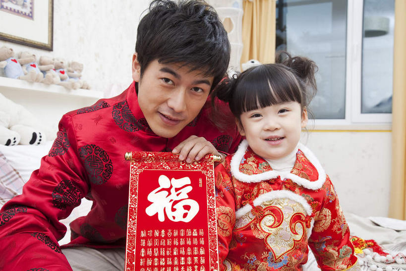 东方人,儿童,两个人,家庭,父亲,女儿,坐,笑,微笑,露齿笑,横图,室内,白天,正面,民族服装,纯洁,窗户,窗帘,春节,亚洲,握,风俗,节日,庆祝,装饰,民俗,标志,文字,字符,墙,拿,拿着,注视,黄种人,文化,标识,玻璃窗,墙壁,墙面,小孩,红色,帘子,观察,看,庆典,温暖,温馨,父女,一家人,遮阳,汉字,父爱,恭喜,可爱,童年,童趣,握着,红包,观看,纪念,华丽,修饰,点缀,和睦,察看,关注,中文,祝贺,童真,祝愿,烂漫,无邪,衬托,美观,雅致,雅观,国文,华文,民风,习气,习惯,红封包,天真,男人,男性,年轻男性,女孩,亚洲人,孩子,年轻人,坐着,半身,彩图,传统服装,民俗服,唐装,融洽,女生