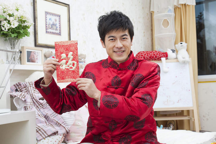 东方人,一个人,坐,笑,微笑,露齿笑,横图,室内,白天,正面,民族服装,绘画,植物,窗户,窗帘,床,卧室,春节,亚洲,仅一个男性,仅一个人,握,风俗,节日,庆祝,艺术,装饰,盛开,民俗,盆栽,墙,床单,盆景,古典,花蕾,注视,黄种人,文化,被子,玻璃窗,墙壁,墙面,花,花瓣,花朵,鲜花,仅一个年轻男性,一个,绿色,白色,自然,帘子,工艺品,花苞,花蕊,观察,看,品味,庆典,金色,遮阳,恭喜,握着,红包,单人床,生长,单个,成长,观看,纪念,华丽,修饰,美术,点缀,察看,高雅,被单,关注,祝贺,一幅,挂画,祝愿,美学,衬托,美观,雅致,雅观,民风,习气,习惯,红封包,男人,男性,年轻男性,亚洲人,装饰画,坐着,半身,彩图,传统服装,民俗服,睡房,卧房,唐装