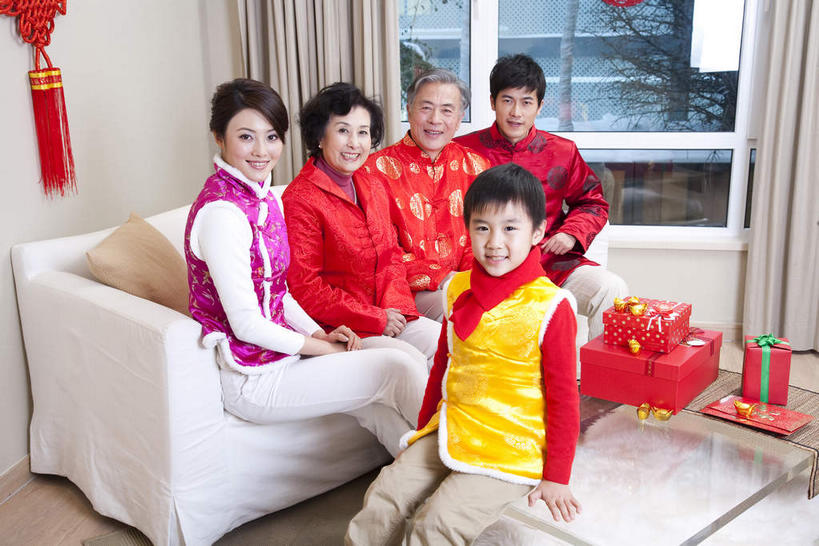 东方人,儿童,老年人,夫妻,母亲,父亲,儿子,祖母,祖父,三代同堂,客厅,坐,笑,微笑,露齿笑,横图,室内,白天,正面,民族服装,爱情,纯洁,窗户,窗帘,靠垫,沙发,桌子,礼盒,礼物,玻璃,亚洲,五个人,一排,风俗,艺术,整齐,装饰,并列,并排,民俗,丝绸,丝带,纸盒,手工艺品,墙,缎带,靠枕,许多人,浪漫,茶几,注视,黄种人,文化,祖孙三代,玻璃窗,墙壁,墙面,玻璃制品,绸带,盒子,排列,三个,一个,小孩,黄色,红色,紫色,白色,帘子,包装盒,围巾,礼品盒,工艺品,中国结,垫子,枕头,观察,看,一群人,温暖,温馨,父子,母子,遮阳,恩爱,父爱,恭喜,可爱,母爱,童年,童趣,恋人,红包,礼品,奶奶,爷爷,单个,围脖,观看,祖孙,堆,保暖,华丽,修饰,点缀,和睦,察看,起居室,高雅,御寒,队列,关注,祝贺,饰物,平行,布艺沙发,童真,祝愿,烂漫,无邪,外婆,外祖母,外公,外祖父,外孙,外孙子,自信心,品位,衬托,美观,雅致,雅观,客堂,民风,习气,习惯,红封包,天真,老年男性,老年女性,男孩,男人,男性,年轻男性,年轻女性,女人,女性,亚洲人,孩子,年轻人,夫妇,情侣,全家福,孙子,坐着,半身,彩图,传统服装,民俗服,伴侣,唐装,融洽,男生,爸爸,多代同堂,妈妈