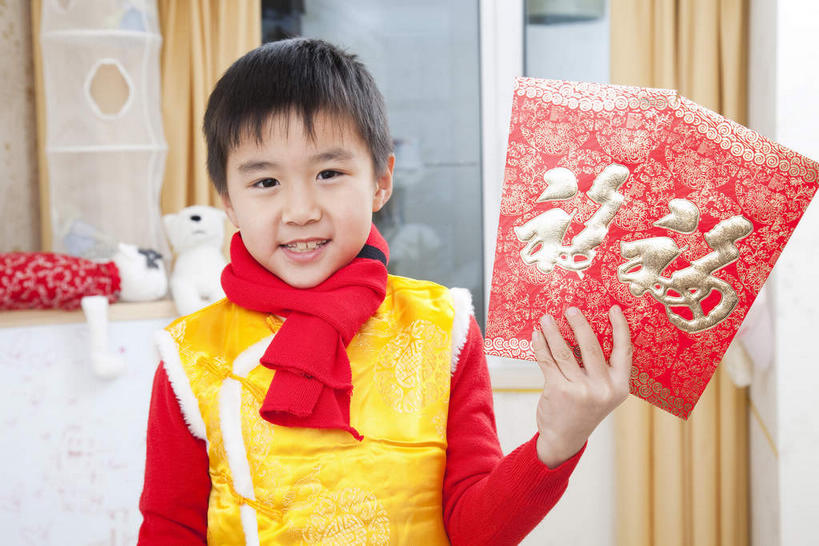 东方人,儿童,一个人,站,笑,微笑,露齿笑,横图,室内,白天,正面,民族服装,游戏,纯洁,窗户,窗帘,玩具,春节,亚洲,仅一个男性,仅一个人,握,风俗,节日,庆祝,装饰,民俗,标志,玩偶,文字,字符,墙,拿,玩,拿着,注视,黄种人,文化,娱乐,标识,玻璃窗,墙壁,墙面,两个,小孩,黄色,红色,帘子,围巾,观察,看,站着,仅一个小孩,庆典,休闲,温暖,遮阳,汉字,恭喜,可爱,童年,童趣,益智,握着,红包,毛绒玩具,围脖,观看,纪念,保暖,华丽,修饰,安慰,点缀,察看,御寒,发泄,关注,消遣,中文,祝贺,童真,祝愿,烂漫,无邪,宣泄,衬托,美观,雅致,雅观,国文,华文,民风,习气,习惯,红封包,天真,男孩,男人,男性,亚洲人,孩子,玩耍,嬉戏,站立,半身,彩图,传统服装,民俗服,唐装,男生