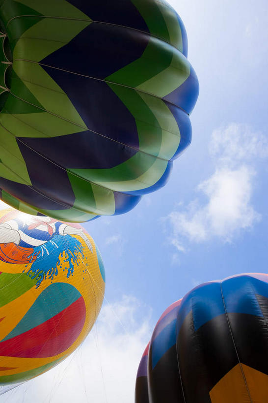 无人,竖图,室外,白天,仰视,度假,美景,城市风光,城市,香港,中国,亚洲,阴影,飞行,光线,影子,景观,云,云朵,交通,云彩,娱乐,航空,三个,蓝色,白云,蓝天,天空,阳光,热气球,交通工具,天,享受,休闲,景色,放松,运输,晴朗,港,载具,东亚,香港岛,香港特别行政区,港澳台,中华人民共和国,港岛,晴空,彩图,低角度拍摄,黄竹坑,香港海洋公园