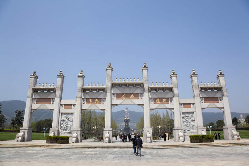东方人,寺庙,走,横图,室外,白天,仰视,旅游,度假,草地,草坪,名胜古迹,山,山脉,植物,标志建筑,地标,建筑,中国,亚洲,行人,游客,游人,阴影,服装,节日,遗迹,光线,标志,文字,影子,字符,山峰,牌坊,牌楼,山峦,许多人,休闲装,黄种人,古迹,文化,文物,娱乐,标识,建设,古建筑,江苏,无锡,祥符禅寺,祥符寺,路人,旅客,草,树,树木,衣服,蓝色,绿色,蓝天,天空,阳光,自然,庙宇,群山,天,祈祷,一群人,享受,休闲,健康,休闲服,灵山,汉字,旅游胜地,放松,许愿,宗教,服饰,佛教,信仰,生长,晴朗,成长,纪念,祈求,祭祀,中文,表彰,荣誉,古文明,东亚,江苏省,灵山胜境,无锡灵山,万里无云,中华人民共和国,华东地区,苏,国文,华文,荣耀,无锡市,释教,过客,平安,男人,男性,年轻男性,年轻女性,女人,女性,亚洲人,晴空,晴空万里,步行,散步,走路,彩图,低角度拍摄,全身,庙,寺,滨湖区,无锡灵山大佛景区,太湖国家旅游度假区,灵山大佛景区,传统文化