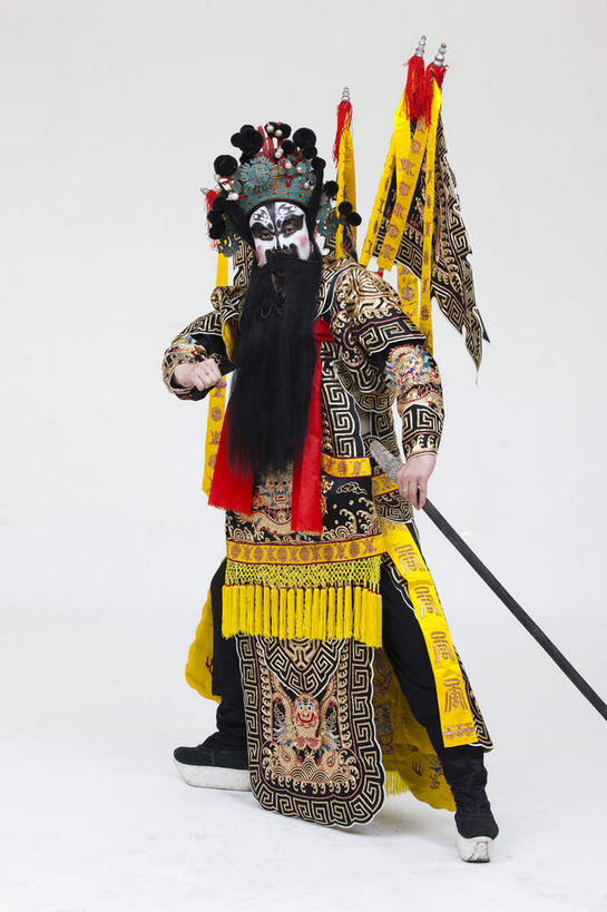 东方人,胡须,一个人,演员,电影明星,站,竖图,室内,白天,白色背景,正面,民族服装,化妆,美容,竞争,亚洲,仅一个男性,仅一个人,仅一个中年男性,表演,对抗,护肤,握,服装,冲突,拿,拿着,注视,黄种人,破坏,文化,扮演,一个,衣服,黄色,黑色,彩妆,观察,看,手势,站着,保养,享受,休闲,武器,放松,战争,握着,保健,摄影,服饰,影棚,单个,观看,损坏,察看,演出,攻击,威胁,衣着,穿着,对立,关注,矛盾,中国文化,摄影棚,兵器,防御,表演服,演出服,京剧,将军,养颜,戏曲,国粹,皮黄,敌对,挫败,斗争,抗拒,抗衡,杀伤,威慑,衣饰,道具服,危险,男人,男性,中年男性,亚洲人,胡子,络腮胡,影视明星,站立,彩图,全身,影棚拍摄,传统服装,民俗服,拍摄,京剧服饰,车骑将军,司隶校尉,张飞,张益德,张翼德,国剧,京戏,平剧,中国戏曲,传统文化
