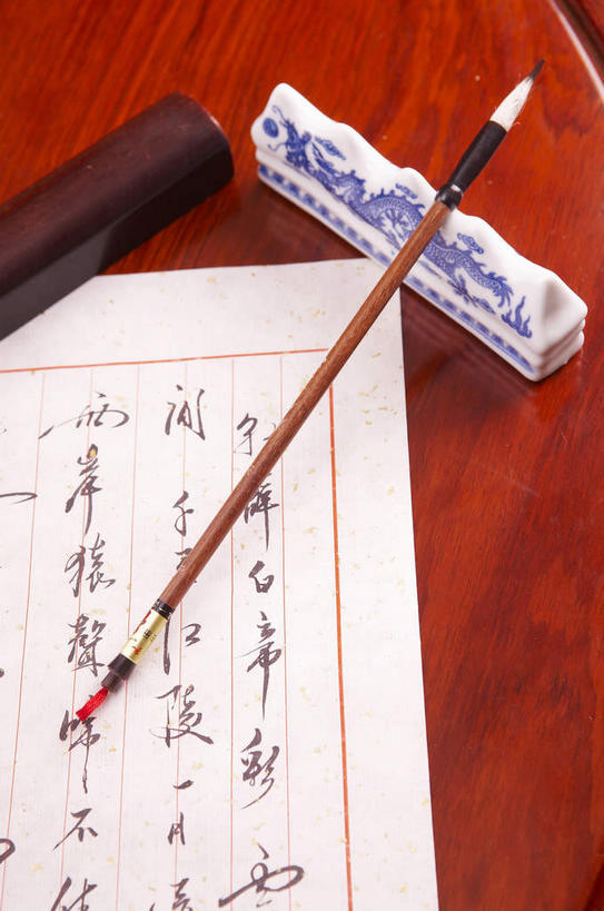 无人,竖图,俯视,室内,特写,白天,桌面,桌子,静物,阴影,艺术,反射,木制,笔,标志,毛笔,书法,文字,影子,纸,字符,陶瓷,木桌,办公用品,陶瓷制品,文化,标识,文具,木制品,学习用品,汉字,笔架,文具用品,一支,中文,毛笔字,宣纸,国文,华文,纸寿千年,纸中之王,泾县纸,彩图,高角度拍摄,中国书法,笔搁,笔格,木桌子