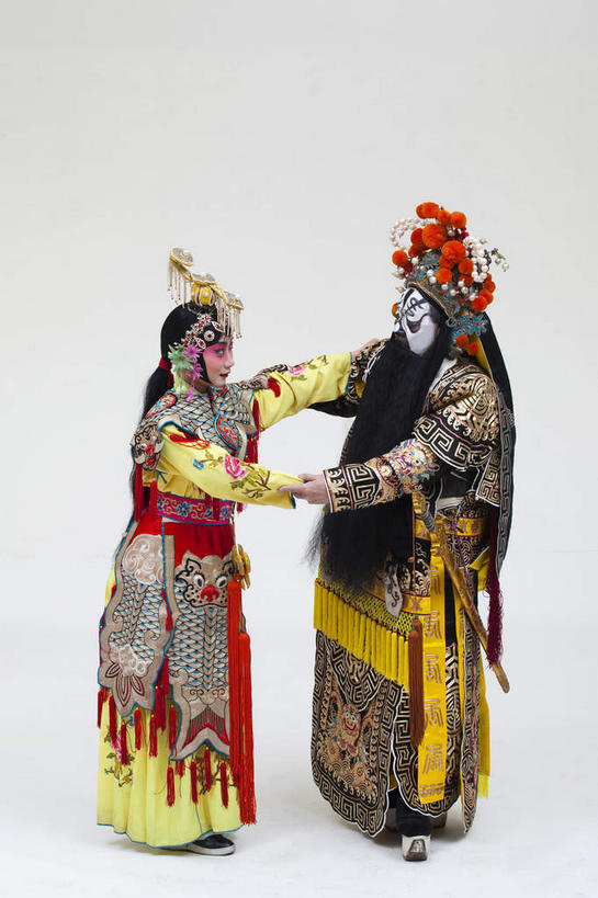 东方人,两个人,伙伴,朋友,演员,电影明星,站,握手,竖图,室内,白天,白色背景,侧面,民族服装,化妆,美容,友谊,合作,团队,亚洲,表演,护肤,服装,注视,黄种人,历史,文化,虞美人,相视,扮演,衣服,彩妆,观察,看,站着,保养,享受,休闲,面对面,放松,战略,保健,摄影,服饰,影棚,观看,对视,离开,察看,演出,互视,衣着,穿着,关注,中国文化,摄影棚,相对,传说,表演服,演出服,京剧,养颜,戏曲,国粹,相看,皮黄,联合,合谋,军事家,衣饰,道具服,配合,协作,男人,男性,年轻女性,女人,女性,中年男性,亚洲人,影视明星,搀手,拉手,手搀手,手拉手,手牵手,手握手,站立,彩图,全身,影棚拍摄,传统服装,民俗服,拍摄,京剧服饰,西楚霸王,项籍,项羽,国剧,京戏,平剧,中国戏曲,传统文化,霸王别姬,独断,虞姬