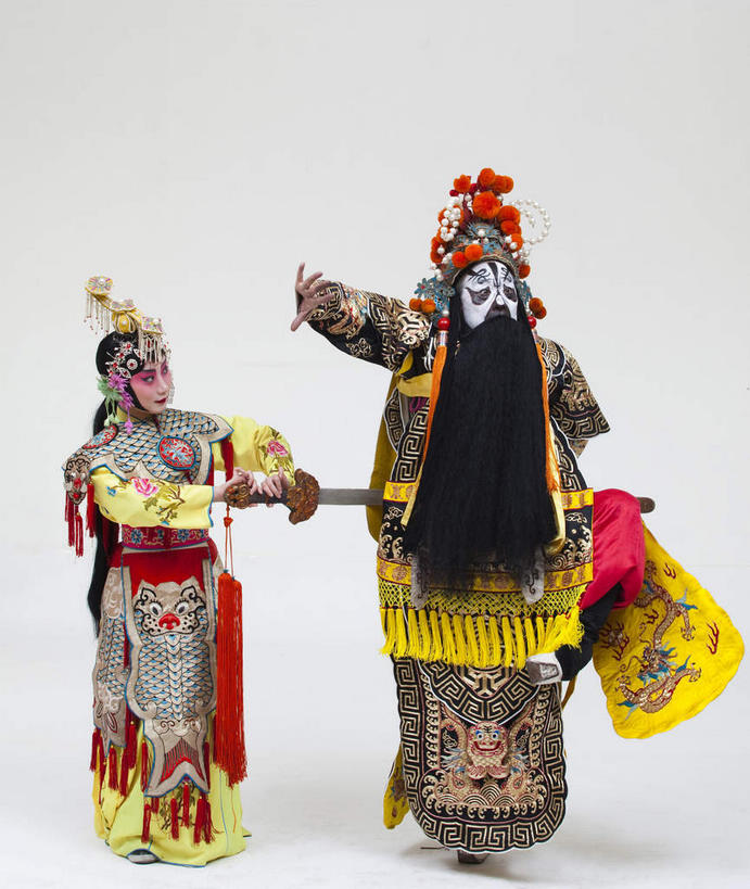 东方人,胡须,两个人,伙伴,朋友,演员,站,举,竖图,室内,白天,白色背景,正面,民族服装,友谊,合作,团队,竞争,亚洲,一把,对抗,服装,装饰,冲突,头饰,注视,黄种人,历史,破坏,文化,发簪,虞美人,衣服,黑色,发饰,饰品,观察,看,托,站着,大衣,武器,战略,战争,摄影,服饰,影棚,观看,离开,华丽,修饰,损坏,点缀,察看,剑,攻击,威胁,衣着,穿着,对立,关注,矛盾,中国文化,摄影棚,兵器,传说,防御,表演服,演出服,京剧,配饰,戏曲,国粹,皮黄,敌对,挫败,斗争,抗拒,抗衡,联合,合谋,衬托,美观,雅致,雅观,杀伤,威慑,簪子,军事家,衣饰,道具服,百兵之君,短兵,配合,危险,协作,男人,男性,年轻男性,年轻女性,女人,女性,亚洲人,胡子,络腮胡,举起,举手,举着,向上举,向上伸,向上托,站立,彩图,全身,影棚拍摄,传统服装,民俗服,拍摄,京剧服饰,西楚霸王,项籍,项羽,国剧,京戏,平剧,中国戏曲,传统文化,霸王别姬,独断,虞姬,京剧演员