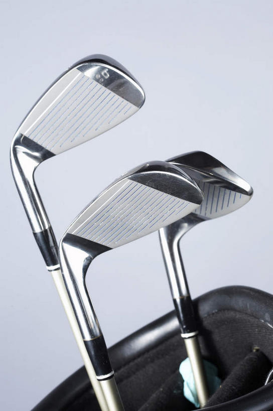 无人,竖图,室内,特写,白天,白色背景,正面,静物,金属制品,金属,高尔夫,高尔夫球,银色,三个,一个,黑色,摄影,影棚,单个,高尔夫球杆,摄影棚,高尔夫运动,高尔夫球具,高尔夫球杆包,高尔夫拉杆箱,高尔夫拉杆包,高尔夫球运动,彩图,影棚拍摄,拍摄