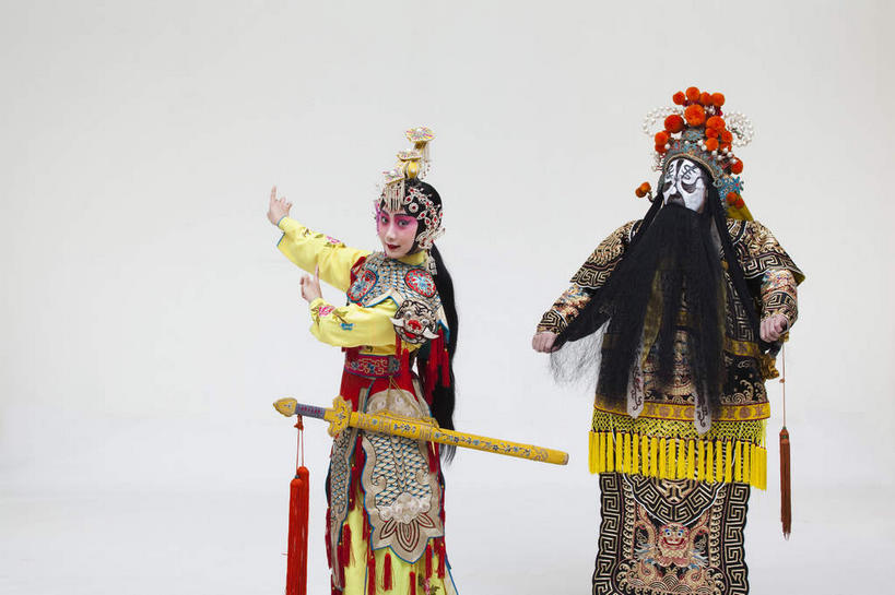 东方人,胡须,两个人,伙伴,朋友,演员,站,举,横图,室内,白天,白色背景,正面,民族服装,友谊,合作,团队,竞争,亚洲,一把,对抗,服装,装饰,冲突,头饰,注视,黄种人,历史,破坏,文化,发簪,虞美人,衣服,黑色,发饰,饰品,观察,看,托,站着,大衣,武器,战略,战争,摄影,服饰,影棚,观看,离开,华丽,修饰,损坏,点缀,察看,剑,攻击,威胁,衣着,穿着,对立,关注,矛盾,中国文化,摄影棚,兵器,传说,防御,表演服,演出服,京剧,配饰,戏曲,国粹,皮黄,敌对,挫败,斗争,抗拒,抗衡,联合,合谋,衬托,美观,雅致,雅观,杀伤,威慑,簪子,军事家,衣饰,道具服,百兵之君,短兵,配合,危险,协作,男人,男性,年轻男性,年轻女性,女人,女性,亚洲人,胡子,络腮胡,举起,举手,举着,向上举,向上伸,向上托,站立,半身,彩图,影棚拍摄,传统服装,民俗服,拍摄,京剧服饰,西楚霸王,项籍,项羽,国剧,京戏,平剧,中国戏曲,传统文化,霸王别姬,独断,虞姬,京剧演员