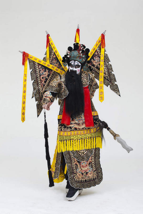 东方人,胡须,一个人,演员,站,伸展双臂,竖图,室内,白天,白色背景,正面,民族服装,化妆,竞争,旗帜,亚洲,仅一个男性,仅一个人,仅一个中年男性,一把,对抗,握,服装,冲突,头饰,注视,黄种人,破坏,文化,旗子,衣服,黑色,彩妆,发夹,发饰,夹子,观察,看,站着,大衣,武器,战争,握着,摄影,服饰,影棚,观看,损坏,察看,剑,攻击,威胁,衣着,穿着,对立,关注,矛盾,中国文化,摄影棚,兵器,防御,表演服,演出服,京剧,将军,戏曲,国粹,皮黄,敌对,挫败,斗争,抗拒,抗衡,杀伤,威慑,旌旗,旗号,衣饰,道具服,百兵之君,短兵,危险,男人,男性,中年男性,亚洲人,胡子,络腮胡,敞开双臂,伸开双臂,展开双肩,站立,张开手臂,张开双臂,彩图,全身,影棚拍摄,传统服装,民俗服,拍摄,京剧服饰,车骑将军,司隶校尉,张飞,张益德,张翼德,国剧,京戏,平剧,中国戏曲,传统文化,舞台妆,京剧演员