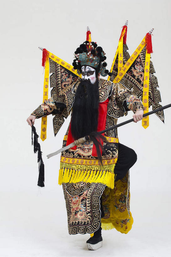 东方人,胡须,一个人,演员,站,伸展双臂,竖图,室内,白天,白色背景,正面,民族服装,化妆,竞争,旗帜,亚洲,仅一个男性,仅一个人,仅一个中年男性,一把,对抗,握,服装,冲突,头饰,注视,黄种人,破坏,文化,旗子,衣服,黑色,彩妆,发夹,发饰,夹子,观察,看,站着,大衣,武器,战争,握着,摄影,服饰,影棚,观看,损坏,察看,剑,攻击,威胁,衣着,穿着,对立,关注,矛盾,中国文化,摄影棚,兵器,防御,表演服,演出服,京剧,将军,戏曲,国粹,皮黄,敌对,挫败,斗争,抗拒,抗衡,杀伤,威慑,旌旗,旗号,衣饰,道具服,百兵之君,短兵,危险,男人,男性,中年男性,亚洲人,胡子,络腮胡,敞开双臂,伸开双臂,展开双肩,站立,张开手臂,张开双臂,彩图,全身,影棚拍摄,传统服装,民俗服,拍摄,京剧服饰,车骑将军,司隶校尉,张飞,张益德,张翼德,国剧,京戏,平剧,中国戏曲,传统文化,舞台妆,京剧演员