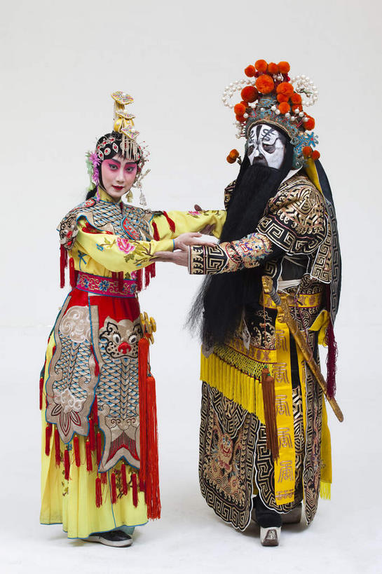 东方人,胡须,两个人,伙伴,朋友,演员,站,抱,竖图,室内,白天,白色背景,正面,民族服装,友谊,合作,团队,竞争,亚洲,一把,对抗,服装,装饰,冲突,头饰,注视,黄种人,历史,破坏,文化,发簪,虞美人,相视,衣服,黑色,发饰,饰品,观察,看,站着,面对面,大衣,武器,战略,战争,摄影,服饰,影棚,抱着,观看,对视,离开,华丽,修饰,损坏,点缀,察看,剑,互视,搂着,攻击,威胁,衣着,穿着,对立,关注,矛盾,中国文化,摄影棚,兵器,相对,传说,防御,表演服,演出服,京剧,配饰,戏曲,国粹,相看,皮黄,敌对,挫败,斗争,抗拒,抗衡,联合,合谋,衬托,美观,雅致,雅观,杀伤,威慑,簪子,军事家,衣饰,道具服,百兵之君,短兵,配合,危险,协作,男人,男性,年轻男性,年轻女性,女人,女性,亚洲人,胡子,络腮胡,搂,搂抱,站立,彩图,全身,影棚拍摄,传统服装,民俗服,拍摄,京剧服饰,西楚霸王,项籍,项羽,国剧,京戏,平剧,中国戏曲,传统文化,霸王别姬,独断,虞姬,京剧演员