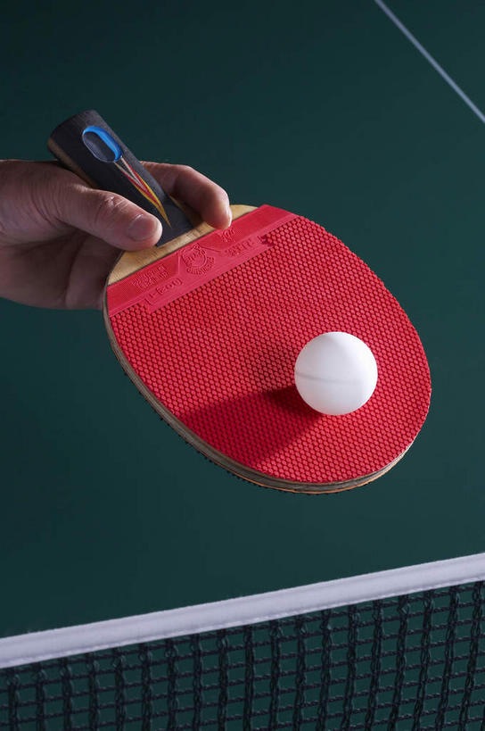 东方人,手,一个人,运动员,竖图,俯视,室内,特写,白天,亚洲,仅一个男性,仅一个人,握,阴影,反射,影子,乒乓球拍,乒乓球装备,乒乓球桌,球拍,拿,拿着,黄种人,运动器械,仅一个年轻男性,红色,白色,手部,健身器械,握着,摄影,影棚,单手,摄影棚,健身器材,乒乓球球拍,乒乓球,乒乓球运动,男人,男性,年轻男性,亚洲人,体育运动员,运动选手,半身,彩图,高角度拍摄,影棚拍摄,拍摄,乒乓球台,乒乓球运动员,运动器材