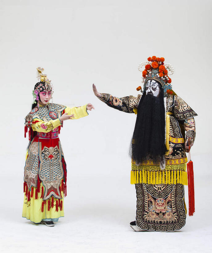 东方人,胡须,两个人,伙伴,朋友,演员,站,竖图,室内,白天,正面,民族服装,化妆,友谊,合作,团队,竞争,亚洲,一把,表演,对抗,握,灰色背景,服装,冲突,头饰,拿,拿着,注视,黄种人,历史,破坏,文化,虞美人,扮演,衣服,黑色,彩妆,观察,看,站着,武器,战略,战争,握着,摄影,服饰,影棚,观看,离开,损坏,察看,演出,剑,攻击,威胁,衣着,穿着,对立,关注,矛盾,中国文化,摄影棚,兵器,戏剧,传说,防御,表演服,演出服,京剧,戏曲,国粹,皮黄,敌对,挫败,斗争,抗拒,抗衡,联合,合谋,杀伤,威慑,军事家,衣饰,道具服,百兵之君,短兵,配合,危险,协作,男人,男性,年轻女性,女人,女性,中年男性,亚洲人,胡子,络腮胡,站立,彩图,全身,影棚拍摄,传统服装,民俗服,拍摄,京剧服饰,西楚霸王,项籍,项羽,国剧,京戏,平剧,中国戏曲,传统文化,霸王别姬,独断,虞姬,舞台妆,京剧演员