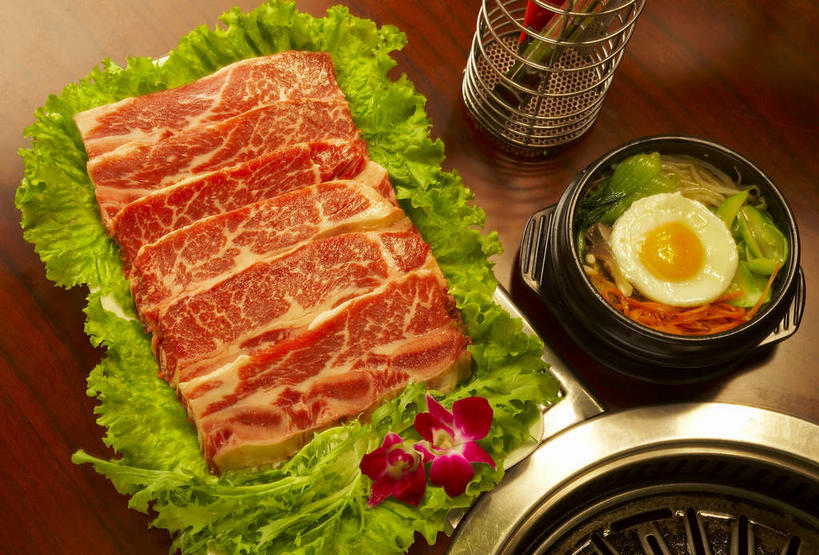 米饭,无人,横图,俯视,室内,特写,白天,烹饪,中餐,桌面,桌子,蔬菜,餐具,一排,阴影,新鲜,整齐,盛开,反射,木制,碟子,盘,影子,木桌,生菜,莴苣,蛋,调料,荷包蛋,鸡蛋,煎蛋,酱料,酱汁,肉,佐料,牛肉,料理,食品,石斛,饭,调味品,韩式,调味料,花蕾,火锅,酱,菜肴,美食,肉类,花,花瓣,花朵,鲜花,食物,排列,盘子,木制品,碟,花苞,花蕊,中式,摄影,佳肴,有机食品,绿色食品,影棚,中华料理,五谷,配菜,高雅,队列,摄影棚,石锅拌饭,韩国料理,肉食,韩国菜,韩式料理,石斛兰,春菜,鹅仔菜,莴仔菜,千金菜,卵,金钗石斛,叶用莴苣,淡泊,花中君子,煎鸡蛋,兰花,彩图,高角度拍摄,影棚拍摄,拍摄,鸡卵,鸡子,木桌子,石锅饭,石碗拌饭