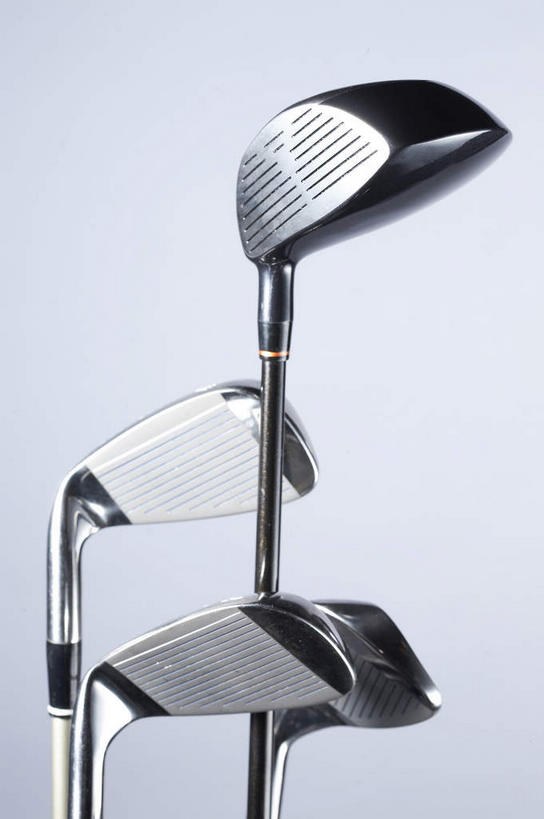 无人,竖图,室内,特写,白天,正面,静物,阴影,蓝色背景,反射,高尔夫,高尔夫球,影子,银色,三个,摄影,影棚,高尔夫球杆,摄影棚,高尔夫运动,高尔夫球具,高尔夫球运动,彩图,影棚拍摄,拍摄