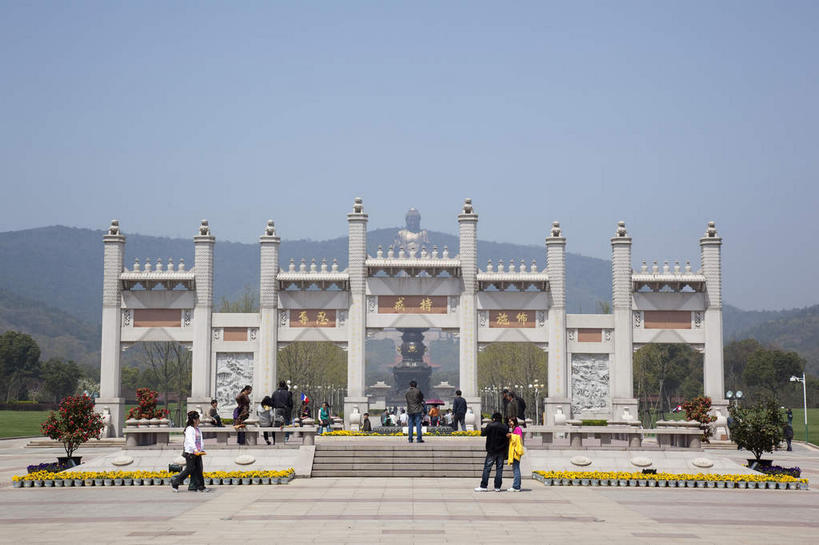 东方人,寺庙,站,走,横图,室外,白天,正面,旅游,度假,草地,草坪,名胜古迹,山,山脉,植物,标志建筑,地标,建筑,雕塑,中国,亚洲,行人,游客,游人,阴影,服装,节日,遗迹,艺术,装饰,光线,雕刻,雕像,影子,山峰,牌坊,牌楼,山峦,许多人,注视,休闲装,黄种人,古迹,文化,文物,娱乐,建设,古建筑,江苏,无锡,祥符禅寺,祥符寺,路人,旅客,草,树,树木,衣服,蓝色,绿色,蓝天,天空,阳光,自然,工艺品,庙宇,群山,天,观察,看,祈祷,站着,一群人,享受,休闲,健康,休闲服,灵山,旅游胜地,放松,许愿,宗教,服饰,佛教,信仰,生长,晴朗,成长,观看,纪念,祈求,美术,祭祀,察看,关注,主题,表彰,荣誉,陈列,古文明,东亚,江苏省,灵山胜境,无锡灵山,万里无云,中华人民共和国,华东地区,苏,功能,美学,荣耀,无锡市,释教,过客,平安,男人,男性,年轻男性,年轻女性,女人,女性,中年男性,中年女性,亚洲人,晴空,晴空万里,步行,散步,站立,走路,彩图,全身,庙,寺,滨湖区,无锡灵山大佛景区,太湖国家旅游度假区,灵山大佛景区,传统文化