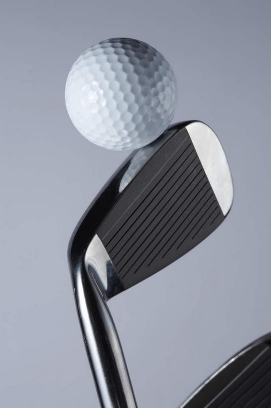 无人,竖图,俯视,室内,特写,白天,静物,阴影,灰色背景,反射,高尔夫,高尔夫球,影子,银色,两个,白色,摄影,影棚,高尔夫球杆,摄影棚,高尔夫运动,高尔夫球具,高尔夫球运动,彩图,高角度拍摄,影棚拍摄,拍摄