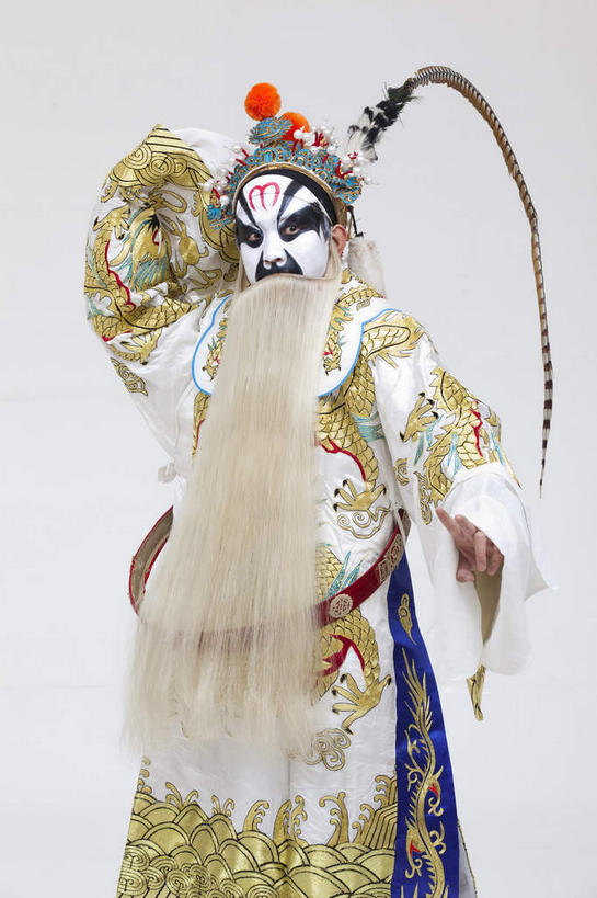 东方人,胡须,一个人,演员,站,竖图,室内,白天,正面,民族服装,化妆,亚洲,仅一个男性,仅一个人,仅一个中年男性,表演,灰色背景,服装,神话,头饰,注视,黄种人,文化,扮演,衣服,白色,彩妆,观察,看,站着,摄影,龙王,服饰,影棚,观看,神仙,察看,演出,衣着,穿着,关注,中国文化,摄影棚,戏剧,传说,表演服,演出服,京剧,戏曲,国粹,皮黄,衣饰,道具服,中国神话,男人,男性,中年男性,亚洲人,胡子,络腮胡,站立,半身,彩图,影棚拍摄,传统服装,民俗服,拍摄,京剧服饰,国剧,京戏,平剧,中国戏曲,传统文化,舞台妆,京剧演员