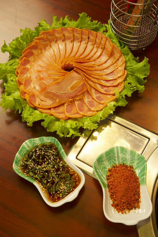 无人,竖图,俯视,室内,特写,白天,烹饪,中餐,桌面,桌子,蔬菜,餐具,一排,阴影,新鲜,整齐,环绕,围绕,反射,木制,碟子,盘,影子,木桌,生菜,莴苣,调料,酱料,酱汁,肉,佐料,料理,食品,调味品,调味料,环抱,火锅,猪肉,酱,菜肴,美食,肉类,食物,排列,盘子,木制品,碟,中式,摄影,佳肴,有机食品,绿色食品,影棚,中华料理,队列,摄影棚,肉食,豚肉,春菜,鹅仔菜,莴仔菜,千金菜,叶用莴苣,萦绕,熏猪肉,彩图,高角度拍摄,影棚拍摄,拍摄,木桌子