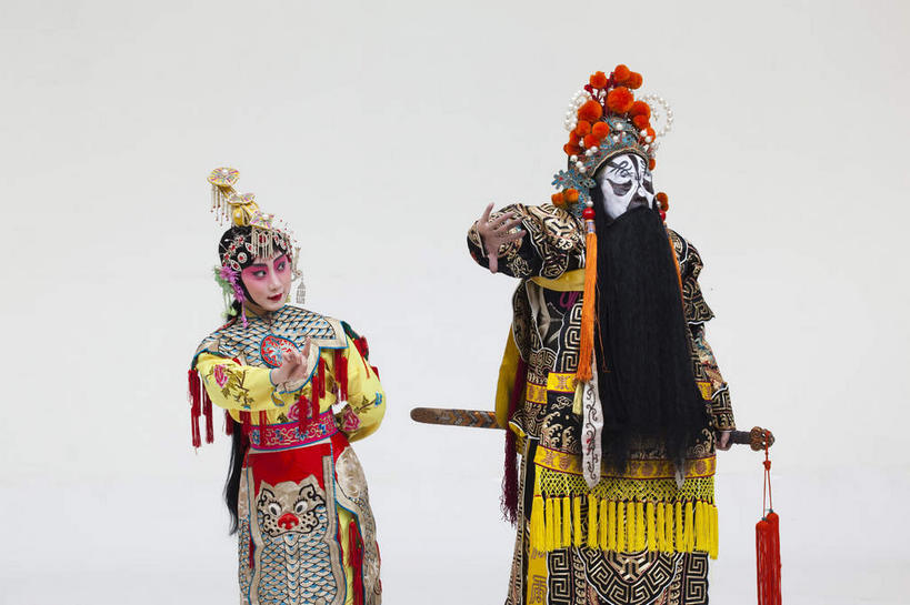 东方人,胡须,两个人,伙伴,朋友,演员,站,横图,室内,白天,正面,民族服装,化妆,友谊,合作,团队,竞争,亚洲,一把,表演,对抗,握,灰色背景,服装,冲突,头饰,拿,拿着,扭头,注视,黄种人,历史,破坏,文化,虞美人,扮演,衣服,黑色,彩妆,观察,看,站着,转头,武器,战略,战争,握着,摄影,服饰,影棚,观看,离开,损坏,察看,演出,剑,攻击,威胁,衣着,穿着,对立,关注,矛盾,中国文化,摄影棚,兵器,戏剧,传说,防御,表演服,演出服,京剧,戏曲,国粹,皮黄,敌对,挫败,斗争,抗拒,抗衡,联合,合谋,杀伤,威慑,军事家,衣饰,道具服,百兵之君,短兵,配合,危险,协作,男人,男性,年轻女性,女人,女性,中年男性,亚洲人,胡子,络腮胡,站立,半身,彩图,影棚拍摄,传统服装,民俗服,拍摄,京剧服饰,西楚霸王,项籍,项羽,国剧,京戏,平剧,中国戏曲,传统文化,霸王别姬,独断,虞姬,舞台妆,京剧演员